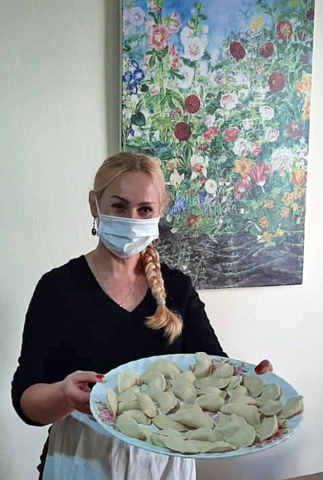 Голова громади «Українська родина» в Анталії Віта Михайлова запрошує з тацею вареників на святкування Колодія